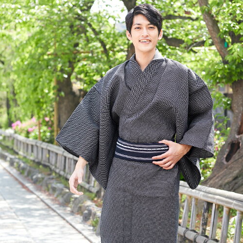 男物綿麻浴衣3点セット 黒地に白の蚊絣 浴衣 角帯 下駄 男性 メンズ 黒の通販はau Pay マーケット なでしこ