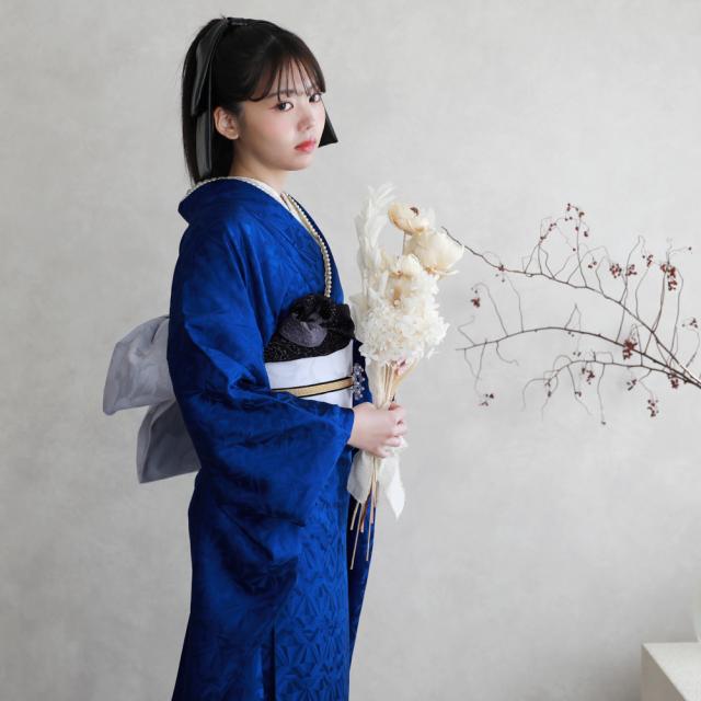 最大30日間レンタル 振袖 レンタル 成人式 青色 明るめ色 華やかな青色 ロイヤルブルー フルセットレンタル23点フルセット 無地 シンプル モード 流行り  「華やかな青色に幾何学地紋」 結婚式  ブルー ブルー かっこいい モノトーン レトロ 正絹 絹 最大30日間レンタル 振袖 レンタル 成人式 青色 明るめ色 華やかな青色