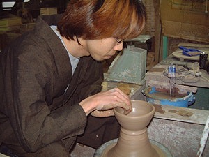 誕生日3月27日セット おたんじょうびおめでとうございます 笑う門には福来たる木箱珈琲マグカップセット(国産備前金彩マグカップとリフレッシュ紅茶茶葉2セット(リフレッシュブレンド20gアールグレイ40ｇ)陶芸作家 安藤嘉規作×デザイン書道家 榮田　清峰作