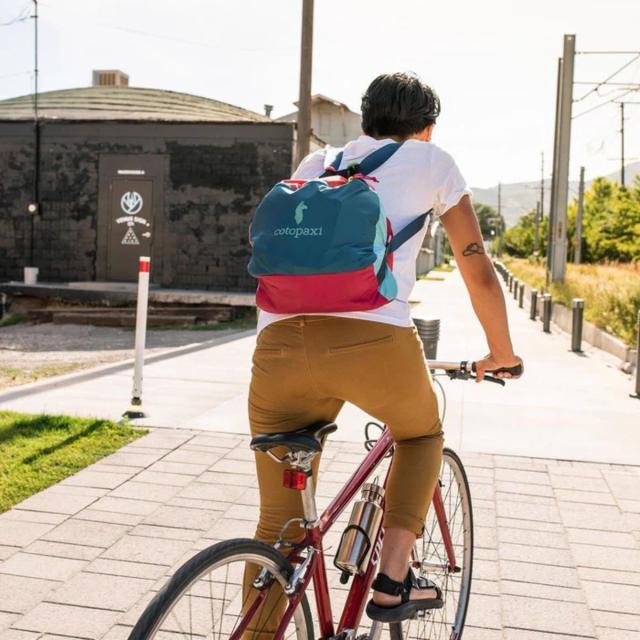 コトパクシ COTOPAXI TAAL CONVERTIBLE TOTE DEL DIA メンズ レディース ユニセックス カジュアル バッグ ショルダーバッグ 鞄 マルチカラー 軽量 旅行 耐久性 アウトドア アクティビティ サステナブル カラフル キャンプ 4200290035211_7