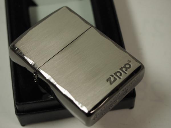 ジッポーZippo ARMOR シンプルロゴ・シャインレイ 彫刻アーマー黒銀SBN 