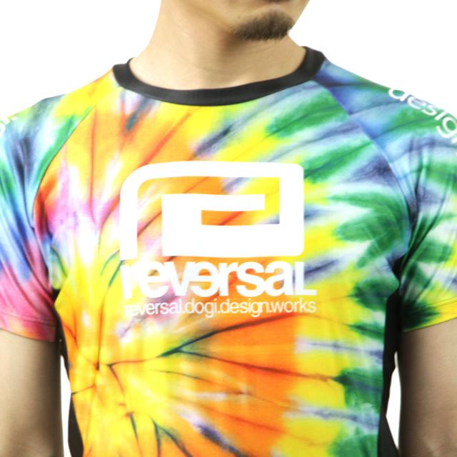 リバーサル メンズ ラッシュガード 正規販売店 REVERSAL タイダイ 半袖 クルーネック TIE DYE SHORT RASH GUARD ﾀｲﾀﾞｲ rv25ss604-MX RED-BLUE-YELLOW