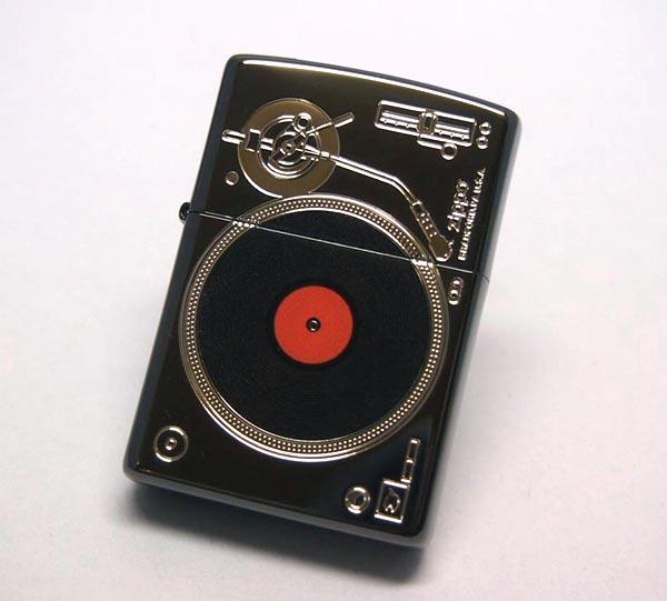 送料180円〜新品正規品 レアな流通限定品 質感あって渋いです！レコードプレーヤー柄 黒Ni(record-sv) ZIPPO☆おまけメンテブラシ付き！ターンテーブルの通販は