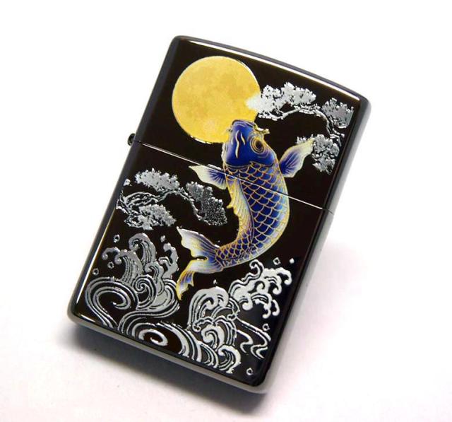 ZIPPO ライター 本金蒔絵 鯉 黒 昇鯉 ジッポ 和柄 ブラック 伝統工芸 高級 金タンク かっこいい おしゃれ メンズ ギフト プレゼント 新品正規品 レアな流通限定品 盛りフルカラー転写の完成形！ 「昇鯉と