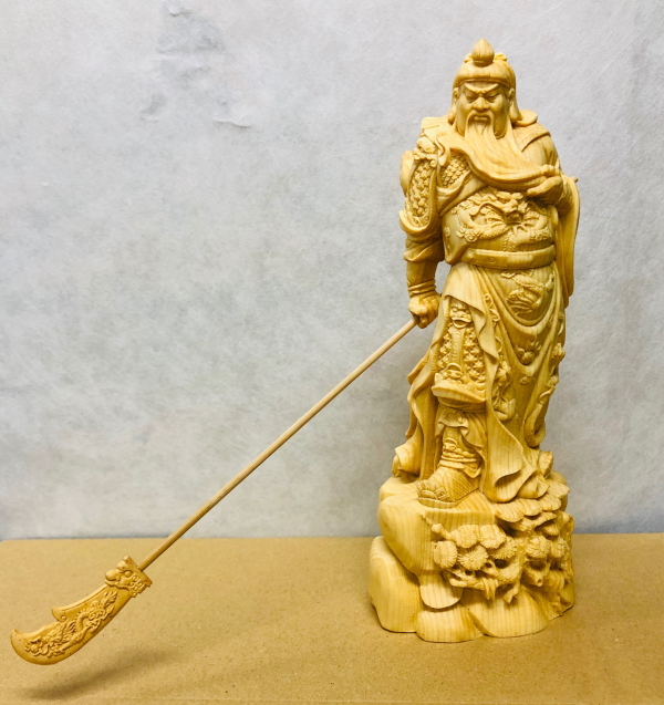 黄楊一杢彫り 関羽像 開運 開運インテリア 風水 関羽 三国志 英雄 黄楊 ツゲ 柘植 天然木 彫刻 木彫り 一杢彫り 開運木彫り彫刻 開運グッズ 開運祈願 開業 事務所開き お祝い事の通販は