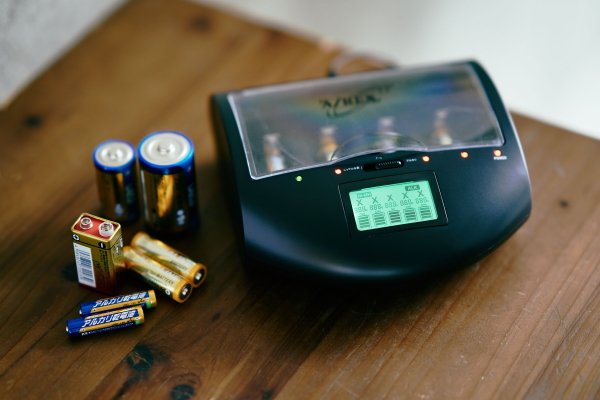 マルチチャージャーV2 充電器 電池 エコ 乾電池 乾電池充電器 充電 チャージャー 電池充電器 単一 単二 単三 単四 単1 単2 単3 単4 アルカリ ニッケル水素 防災対策 台風対策 停電対策 誕生日 バースデー プレゼント ギフト 贈り物 グッズ おすすめ 人気