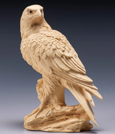 黄楊一木彫り 勝利の鷹 オブジェ 置き物 置物 鷹 勝利 成功 飛躍 象徴