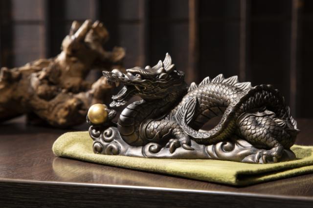 神社 龍 像 中国の寺院の屋根の上のカラフルな中国の龍