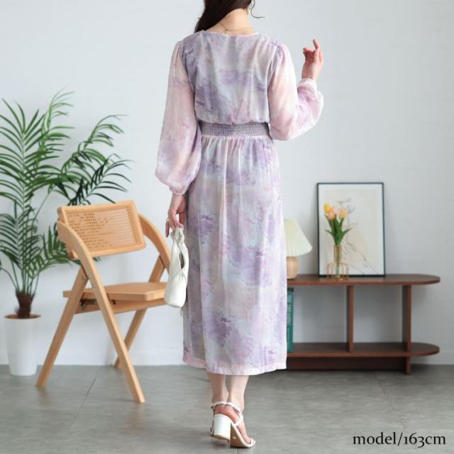 夏新作 途轍も無い大きさ レディース 衣装 色合い柄酉の方角うつり変わりシフォン衣装 ワンピ ロング 長袖 Vのど頚 色合い柄 水彩画画 タイダイ柄 太陽面爆発 柄 音の大きさ衣手 裏地 ギャザー タック ゆったり 春服 秋服 LL 2L 3L 4L 5L さくら色 ゴールドジャパン