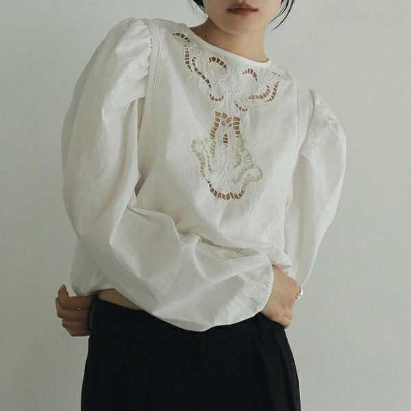 【即納】anuke アンヌーク anuke　Cutwork Puff Blouse カットワークパフブラウス 62420408 船曳ひろみ【2024】【AW】【2024秋冬】【2024AW】【入荷】の通販は