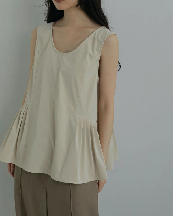 【即納】anuke アンヌーク anuke　Uneck Peplum Tops Uネックペプラムトップス 62520404 船曳ひろみ【2025】【AW】【2025夏秋】【2025AW】【入荷】