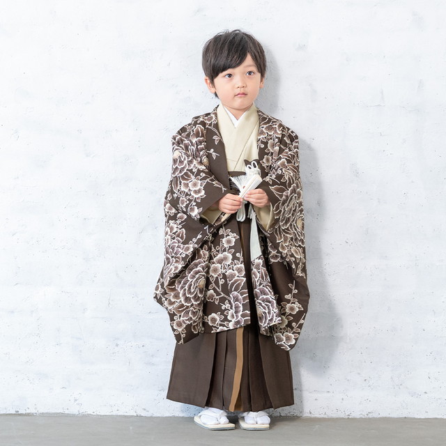 七五三 着物 5歳 販売 五歳 着物 男の子 袴 茶系 アイボリー系 牡丹 梅 羽織 半襦袢 帯 羽織紐 扇子 懐剣 お守り袋 雪駄 子供 送料無料_2
