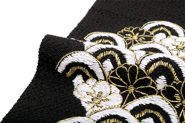 半襟 刺繍 振袖 成人式 半衿 卒業式 袴用 黒 ブラック 青海波 菊 桜 縮緬 ちりめん 手刺繍 刺繍工房 長め 正絹 フォーマル向け 和装小物 女性用 レディース 送料無料_1