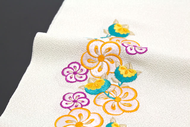 半襟 刺繍 振袖 成人式 半衿 白 アイボリー ねじ梅文様 刺繍 縮緬 結婚式 フォーマル カジュアル 日本製_1