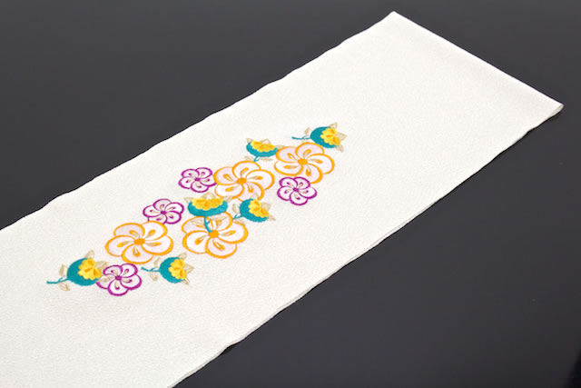 半襟 刺繍 振袖 成人式 半衿 白 アイボリー ねじ梅文様 刺繍 縮緬 結婚式 フォーマル カジュアル 日本製_2
