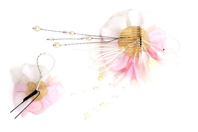 成人式 髪飾り 成人式の髪飾り 2点セット 白 ホワイト 薄ピンク シルバー 花 羽根 マラボー パール ラメ 振袖向け 卒業式 袴向け パーティー向け 髪留め ヘアアクセサリー 髪かざり 和装 成人式 髪飾り 成人式の髪飾り 2点セット 白 ホワイト 薄ピンク