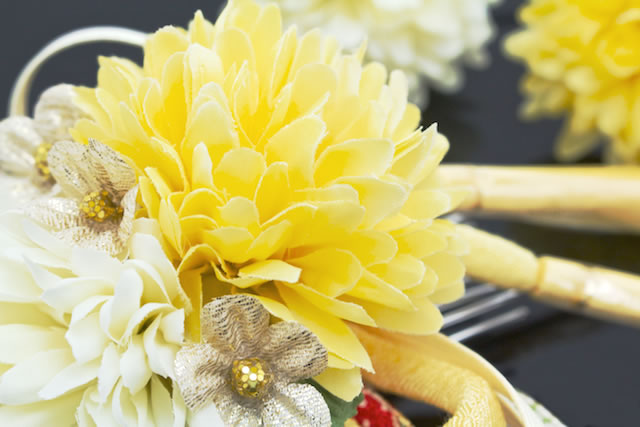 髪飾り 3点セット 黄色 イエロー リボン 菊 花 コサージュ 成人式 卒業式 振袖 袴 前撮り 髪留め ヘアアクセサリー 日本製 髪飾り 成人式 ２点セット 椿 桜 菊 ピンポンマム 花 組紐 玉飾り 縮緬
