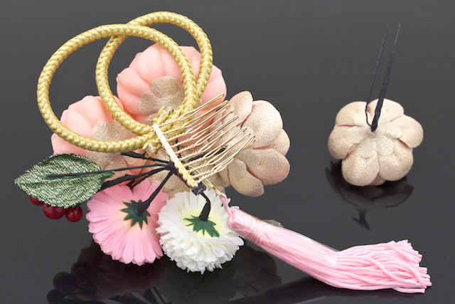 成人式 髪飾り 成人式の髪飾り 2点セット ピンク 白 菊 椿 花 水引 房紐 ラメ コサージュ 卒業式 振袖 袴 前撮り 髪留め ヘアアクセサリー 日本製 和装_4