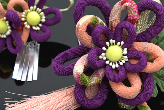 成人式 髪飾り 成人式の髪飾り 2点セット 紫 パープル ピンク 花 紐 縮緬 コサージュ コーム 簪 ヘアアクセサリー 卒業式 日本製 和装の通販は