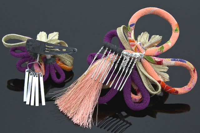 成人式 髪飾り 成人式の髪飾り 2点セット 紫 パープル ピンク 花 紐 縮緬 コサージュ コーム 簪 ヘアアクセサリー 卒業式 日本製 和装の通販は