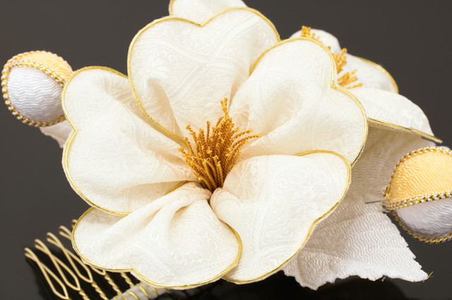 成人式 髪飾り 成人式の髪飾り 2点セット 白 ホワイト 金色 椿 梅 花