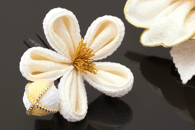 成人式 髪飾り 成人式の髪飾り ２点セット 白 ホワイト 金色 椿 梅 花 正絹 綸子 りんず つまみ細工 コサージュ コーム 髪留め 卒業式向け 振袖向け 袴向け ヘアアクセサリー 日本製 和装 成人式 髪飾り 成人式の髪飾り 2点セット 白 ホワイト 金色 椿 梅 花