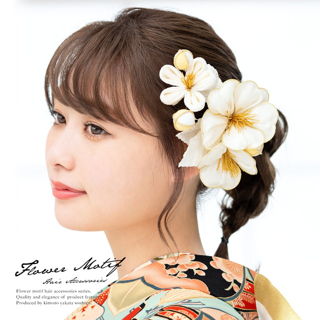 成人式 髪飾り 成人式の髪飾り ２点セット 白 ホワイト 金色 椿 梅 花 正絹 綸子 りんず つまみ細工 コサージュ コーム 髪留め 卒業式向け 振袖向け 袴向け ヘアアクセサリー 日本製 和装の通販は