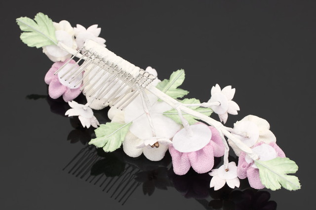 成人式 髪飾り 成人式の髪飾り つまみ細工 薄紫色 パープル 白 ホワイト 桜 菊 花 フラワー コサージュ コーム ワイヤー 髪留め 卒業式向け 振袖向け 袴向け ヘアアクセサリー 日本製 和装