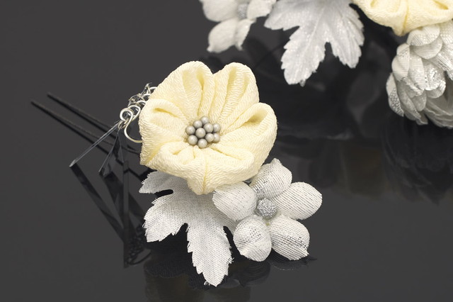 成人式 髪飾り 成人式の髪飾り ２点セット 銀色 シルバー 白 アイボリー 菊 桜 花 コサージュ ラメ びら飾り つまみ細工 コーム Uピン 髪留め 卒業式向け 振袖向け 袴向け ヘアアクセサリー 日本製 和装_4