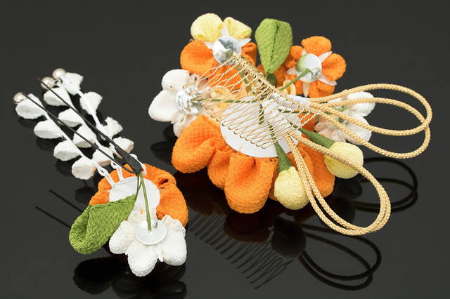 成人式 髪飾り 成人式の髪飾り つまみ細工 2点セット 橙色 オレンジ クリーム 金色 梅 ウメ 花 縮緬 ぶら飾り 藤下がり コーム Uピン 髪留め 卒業式向け 振袖向け 袴向け ヘアアクセサリー 日本製 和装 成人式 髪飾り 成人式の髪飾り つまみ細工 2点セット 橙色 オレンジ