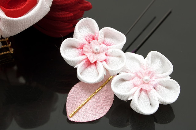 成人式 髪飾り 成人式の髪飾り 2点セット 赤紫系 パープル ピンク 白 梅 ピンポンマム 菊 花 フラワー つまみ細工 コサージュ コーム Uピン 髪留め 卒業式向け 振袖向け 袴向け ヘアアクセサリー 日本製 和装 成人式 髪飾り 成人式の髪飾り 2点セット 赤系 レッド 白 梅