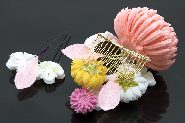成人式 髪飾り 成人式の髪飾り 2点セット ピンク系 白 ホワイト 梅 ピンポンマム 菊 花 フラワー つまみ細工 コサージュ コーム Uピン 髪留め 卒業式向け 振袖向け 袴向け ヘアアクセサリー 日本製 和装 成人式 髪飾り 成人式の髪飾り 2点セット ピンク系 白 ホワイト 梅
