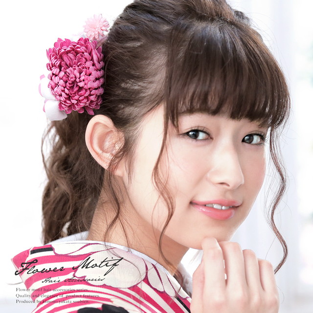 成人式 髪飾り 成人式の髪飾り 2点セット 赤紫系 パープル ピンク 白 梅 ピンポンマム 菊 花 フラワー つまみ細工 コサージュ コーム Uピン 髪留め 卒業式向け 振袖向け 袴向け ヘアアクセサリー 日本製 和装