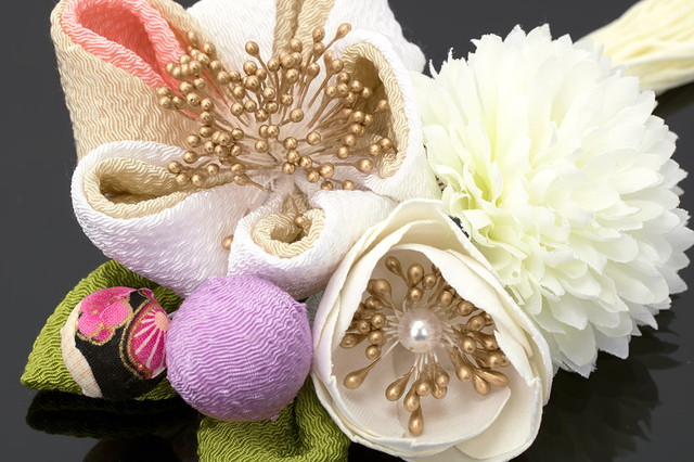 成人式 髪飾り 成人式の髪飾り つまみ細工 ２点セット 白 ホワイト 薄茶色 ベージュ 椿 花 ピンポンマム 玉飾り 縮緬 ちりめん コサージュ 房飾り コーム Uピン 髪留め ヘアアクセサリー 振袖向け 卒業式向け 日本製 和装_1