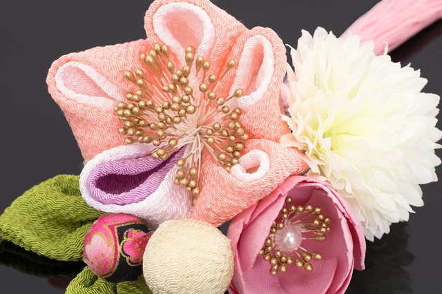 成人式 髪飾り 成人式の髪飾り つまみ細工 ２点セット ピンク 白 椿 花 ピンポンマム 玉飾り 縮緬 ちりめん コサージュ 房飾り コーム Uピン 髪留め ヘアアクセサリー 振袖向け 卒業式向け 日本製 和装_3