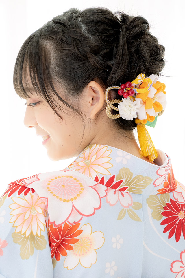成人式 髪飾り 成人式の髪飾り ３点セット 橙色 オレンジ 白 桜 ピンポンマム 花 南天 組紐 縮緬 つまみ細工 コサージュ 丸ぐけ 房紐飾り コーム Uピン ヘアアクセ 卒業式 日本製 和装_1