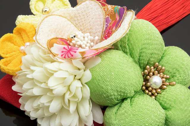 成人式 髪飾り 成人式の髪飾り 2点セット 緑系 グリーン 梅 ピンポンマム 椿 桜 花 和柄 玉飾り リボン 羽 縮緬 ちりめん つまみ細工 房飾り コーム Uピン 髪留め 卒業式向け 振袖向け 袴向け ヘアアクセサリー 日本製 和装の通販は