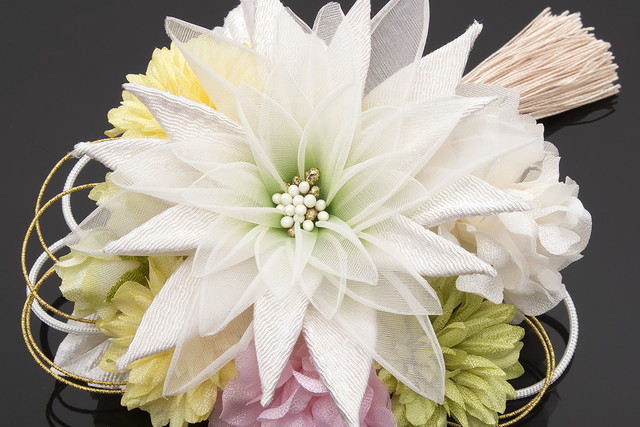 成人式 髪飾り 成人式の髪飾り 白系 ホワイト 黄色 ピンク 菊 ピンポンマム 花 縮緬 ちりめん 水引 房飾り コーム 髪留め 卒業式向け 振袖向け 袴向け ヘアアクセサリー 日本製 和装_1