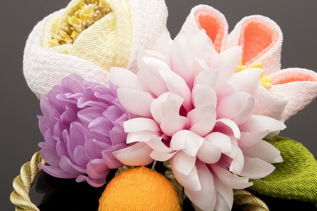 成人式 髪飾り 成人式の髪飾り 2点セット 白系 ホワイト ピンク 椿 ツバキ ピンポンマム 花 玉飾り 組紐 縮緬 ちりめん つまみ細工 房飾り コーム Uピン 髪留め 卒業式向け 振袖向け 袴向け ヘアアクセサリー 日本製 和装_1