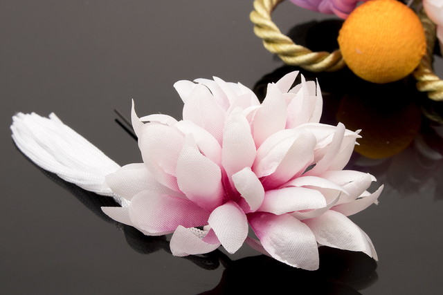 成人式 髪飾り 成人式の髪飾り 2点セット 白系 ホワイト ピンク 椿 ツバキ ピンポンマム 花 玉飾り 組紐 縮緬 ちりめん つまみ細工 房飾り コーム Uピン 髪留め 卒業式向け 振袖向け 袴向け ヘアアクセサリー 日本製 和装 成人式 髪飾り 成人式の髪飾り 2点セット 白系 ホワイト ピンク 椿