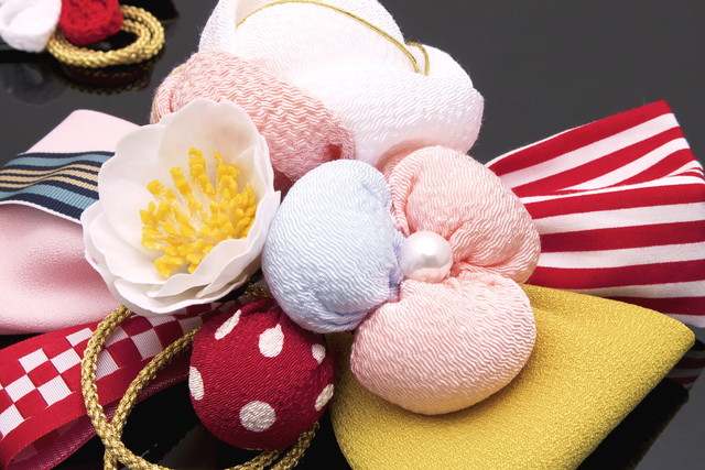 髪飾り 成人式 2点セット 梅 ウメ 桜 さくら 花 コサージュ リボン 組紐 玉飾り 縮緬 ちりめん コーム式 Uピン式 振袖 卒業式 日本製 髪飾り２点セット 和装・洋装髪飾り コサージュ 髪飾り 成人式 2点