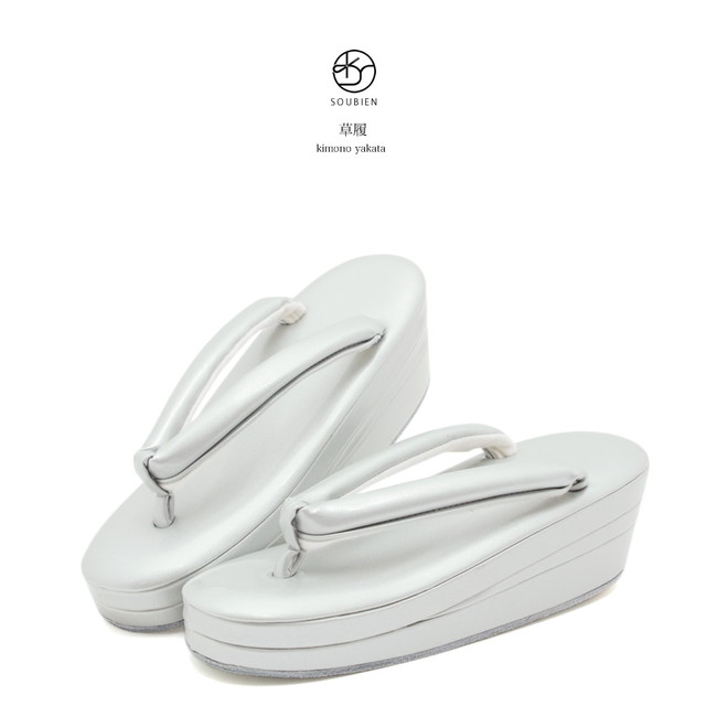 草履 レディース シルバー 留袖 訪問着 付け下げ 色無地 フォーマル 無地 シンプル 三枚芯 ぞうり ゾウリ 和装履物 銀色 女性用 【Mサイズ】【Lサイズ】の通販は 8,990円