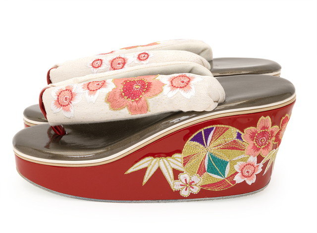 成人式 草履 レディース 厚底 振袖 ヒール 盛装 IKKO 白 ホワイト 赤 ブロンズ 桜 さくら 鞠 笹 刺繍 縮緬 ちりめん クッション フリーサイズ 成人式 草履 レディース 厚底 振袖 ヒール 盛装 IKKO 白 ホワイト 赤