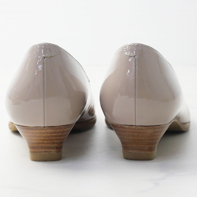 送料無料 プレーンパンプス レディース FW 秋冬 新作 秋新作 冬新作 人気 流行 定番 2025 リーガル REGAL F84M レザーパンプス オフィス カジュアル ローヒール 低めヒール 日本製 本革 オークエナメル ライトグレー 靴 送料無料 プレーンパンプス レディース FW 秋冬 新作 秋新作 冬新作