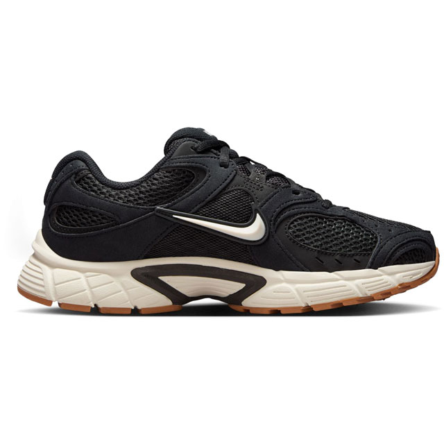送料無料 スニーカー ローカット レディース SS 春夏 新作 春新作 夏新作 人気 流行 定番 2026 ナイキ NIKE 2026 W V5 RNR II6294 004 ウィメンズ /ファントム-ガムメッド_1