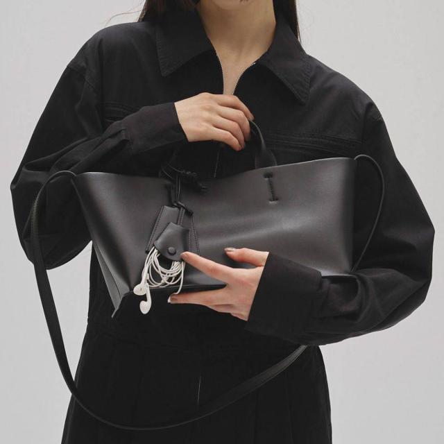 (予約)TODAYFUL トゥデイフル Useful Leather Bag M ユースフルレザーバッグ M 12621040 (12月上旬以降入荷) BAG 牛床革リメイクレディース  ショルダーストラップ デイリー 2026冬