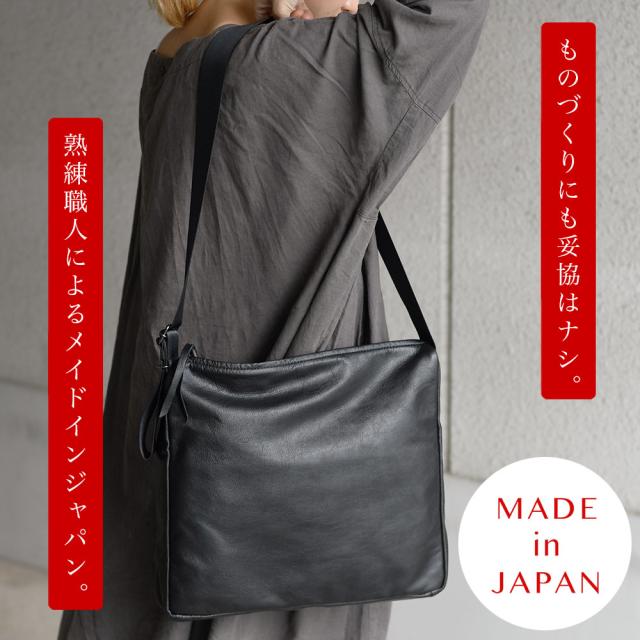 A4サイズ対応 ワイドストラップショルダーバッグ スクエアショルダー -LESS PREVAIL レスプリベイル メンズ レディース 日本製 斜め掛け 肩掛け 本革 姫路レザー Less Design レスデザイン 撥水加工 ユニセックス シンプル サステナブル B4ギリギリ