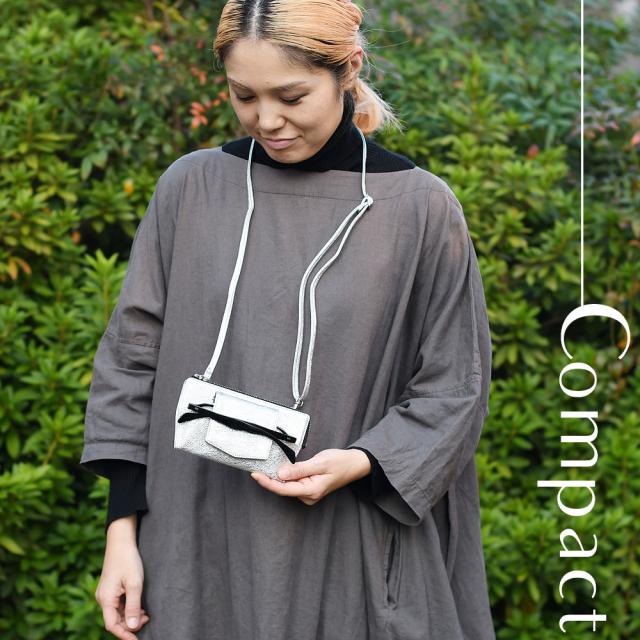 メガネホルダー 首掛け ストラップ 収納 箔レザー 山羊革 コンパクト