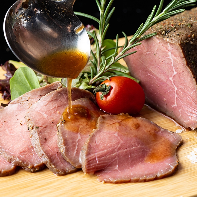 内祝い ギフト 惣菜 送料無料 奈良 「シェルブルー」 山口シェフ監修 ステーキ屋さんのローストビーフ(300g) / お返し 結婚内祝い 出産内祝い 御返し 冬ギフト セット 詰め合わせ 詰合せ 肉 肉加工品 お肉 肉惣菜 肉料理 ブランド 有名店 本格 贈り物 お祝い 景品の通販は