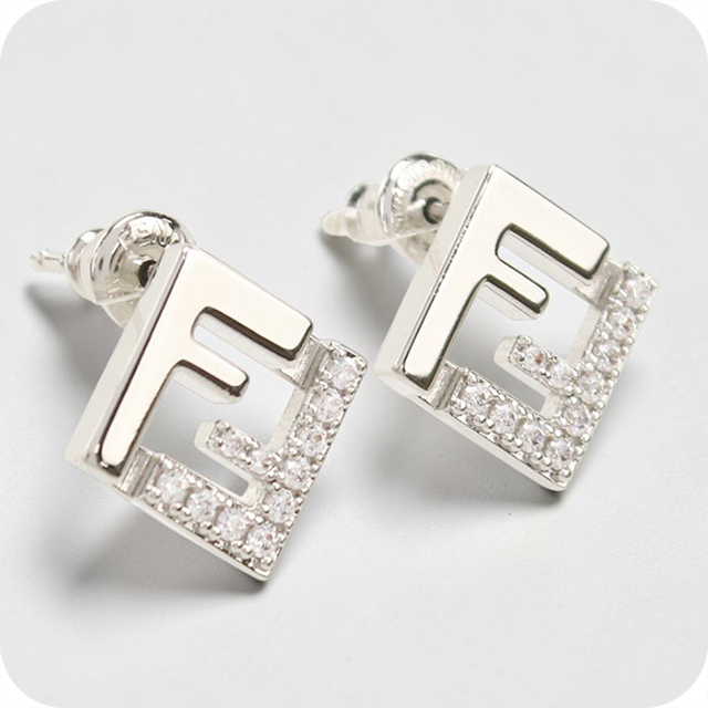 フェンディ ピアス レディース ブランド FENDI 8AL294 シルバー アクセサリー ジュエリー ブランド 高級 おしゃれ プレゼント 女性 実用的 かわいい 33,215円